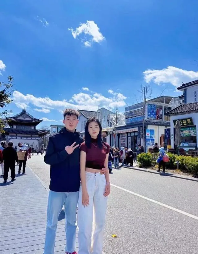 去云南旅游两个人大概多少钱(去云南旅游两个人大概多少钱一个月)