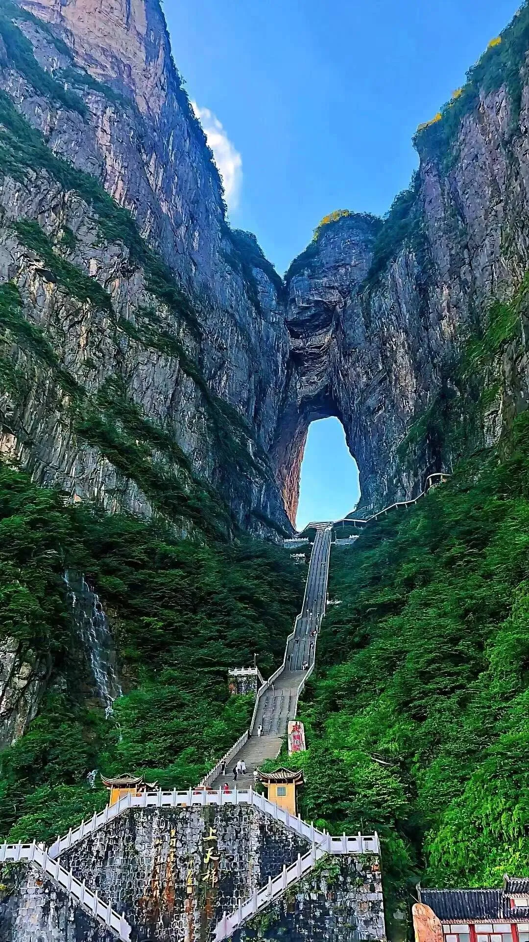 张家界天门山景点的赞美(描述张家界天门山美景的美句)