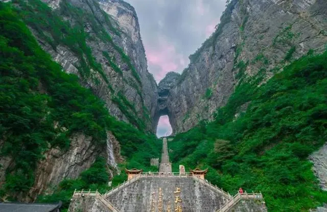 张家界天门山的景区旅游(张家界天门山景区旅游线路攻略)