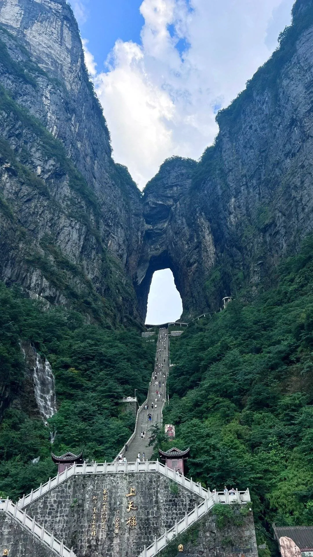 张家界天门山的景区旅游(张家界天门山景区旅游线路攻略)