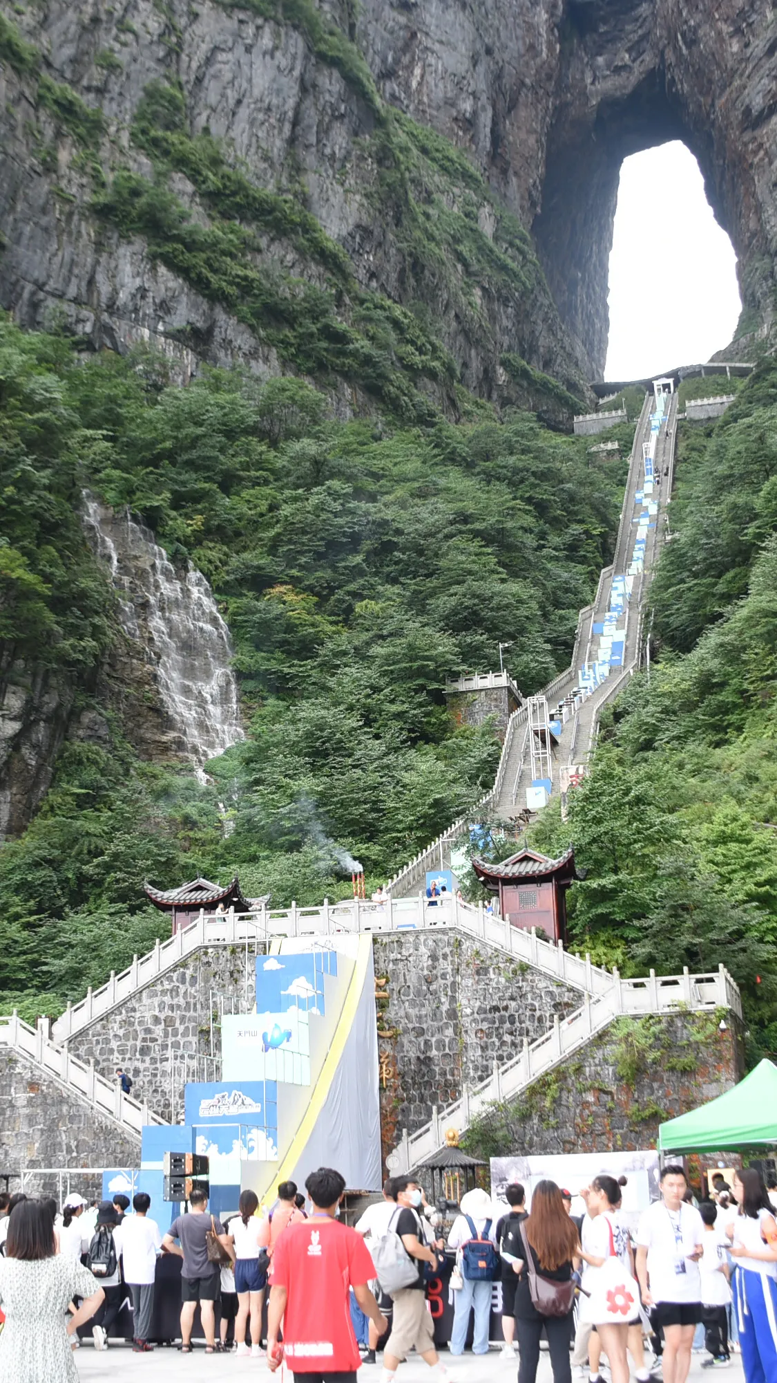 张家界天门山上天梯(张家界天门山上天梯多少台阶)