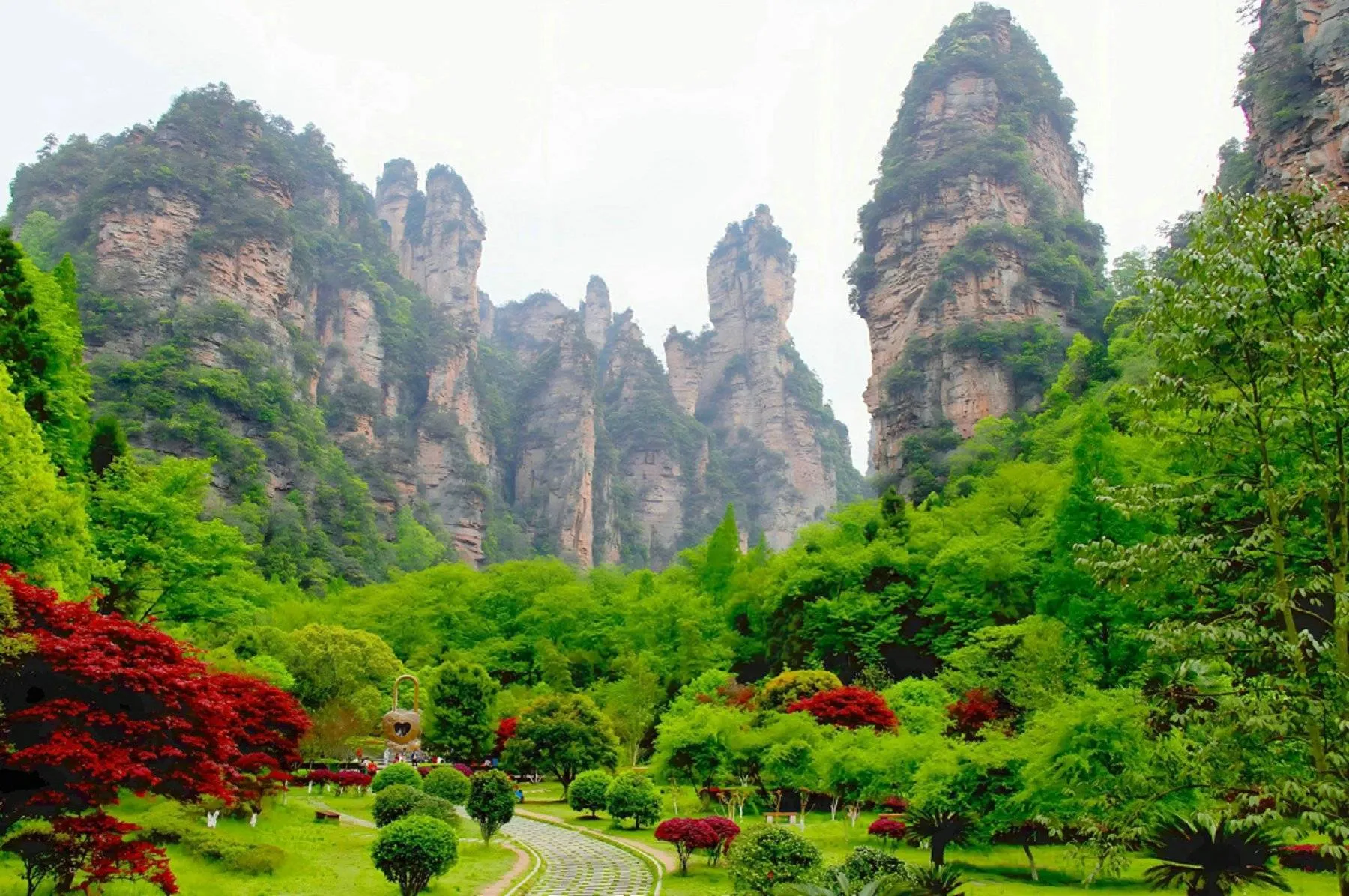 张家界适合旅游(张家界适合旅游的季节是几月份)