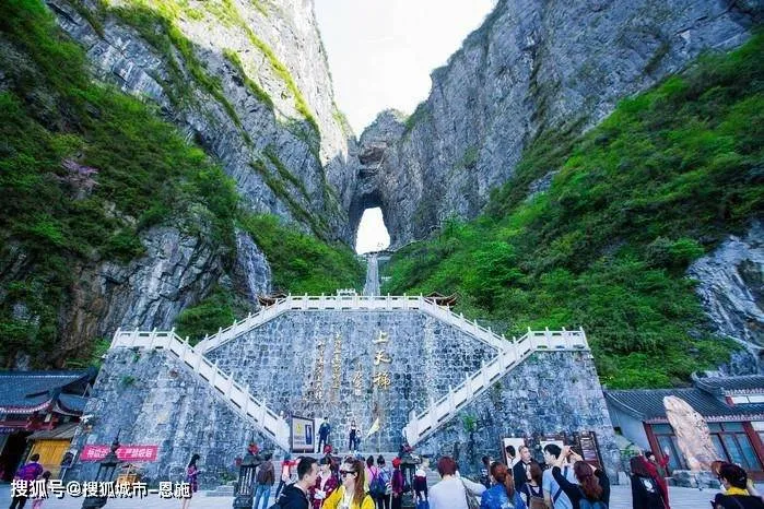 张家界天门山玻璃栈道旅游攻略(2016年张家界天门山景区的玻璃栈道)