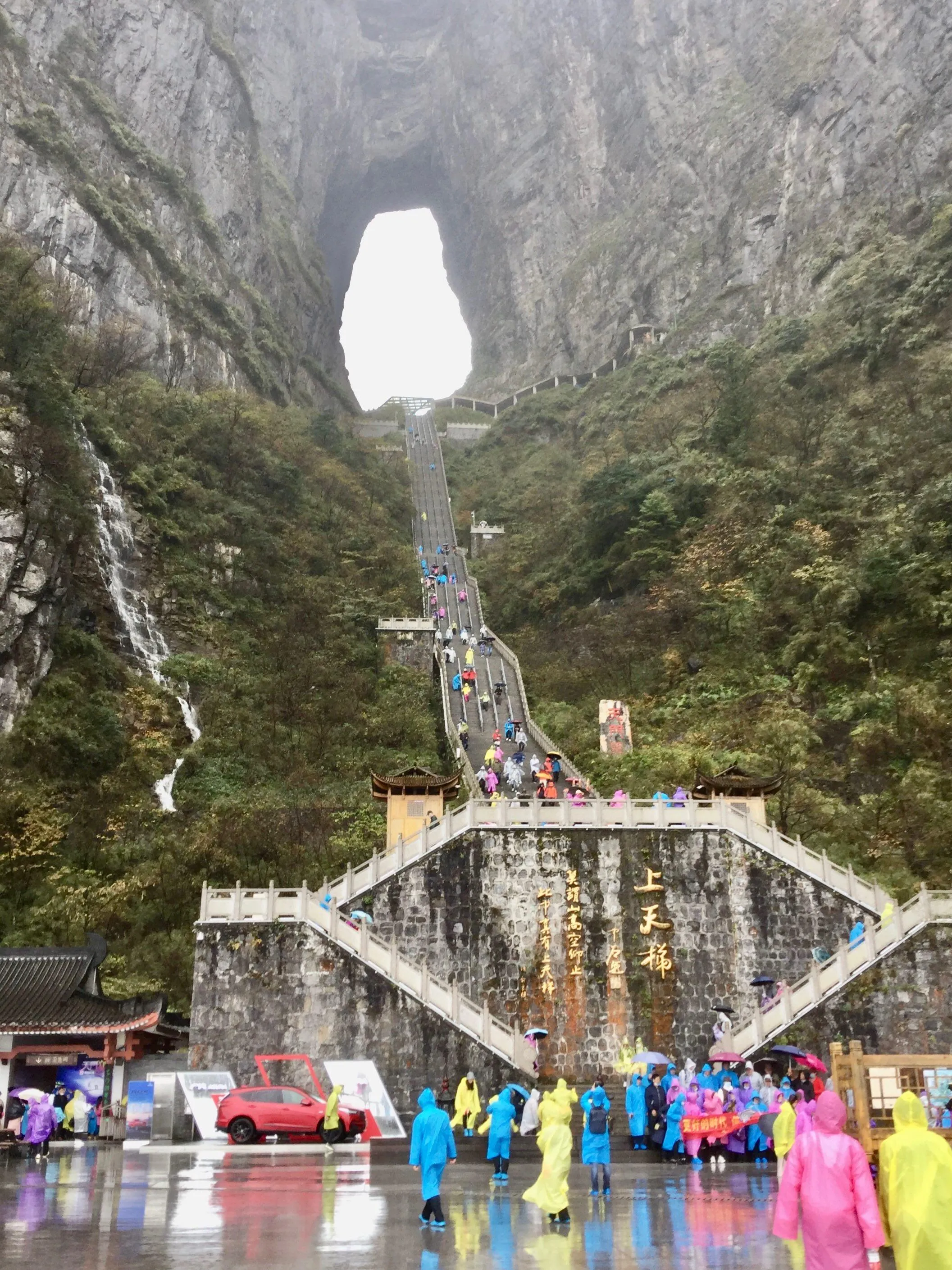 张家界天门山是什么样子的(张家界天门山是什么样子的地方)