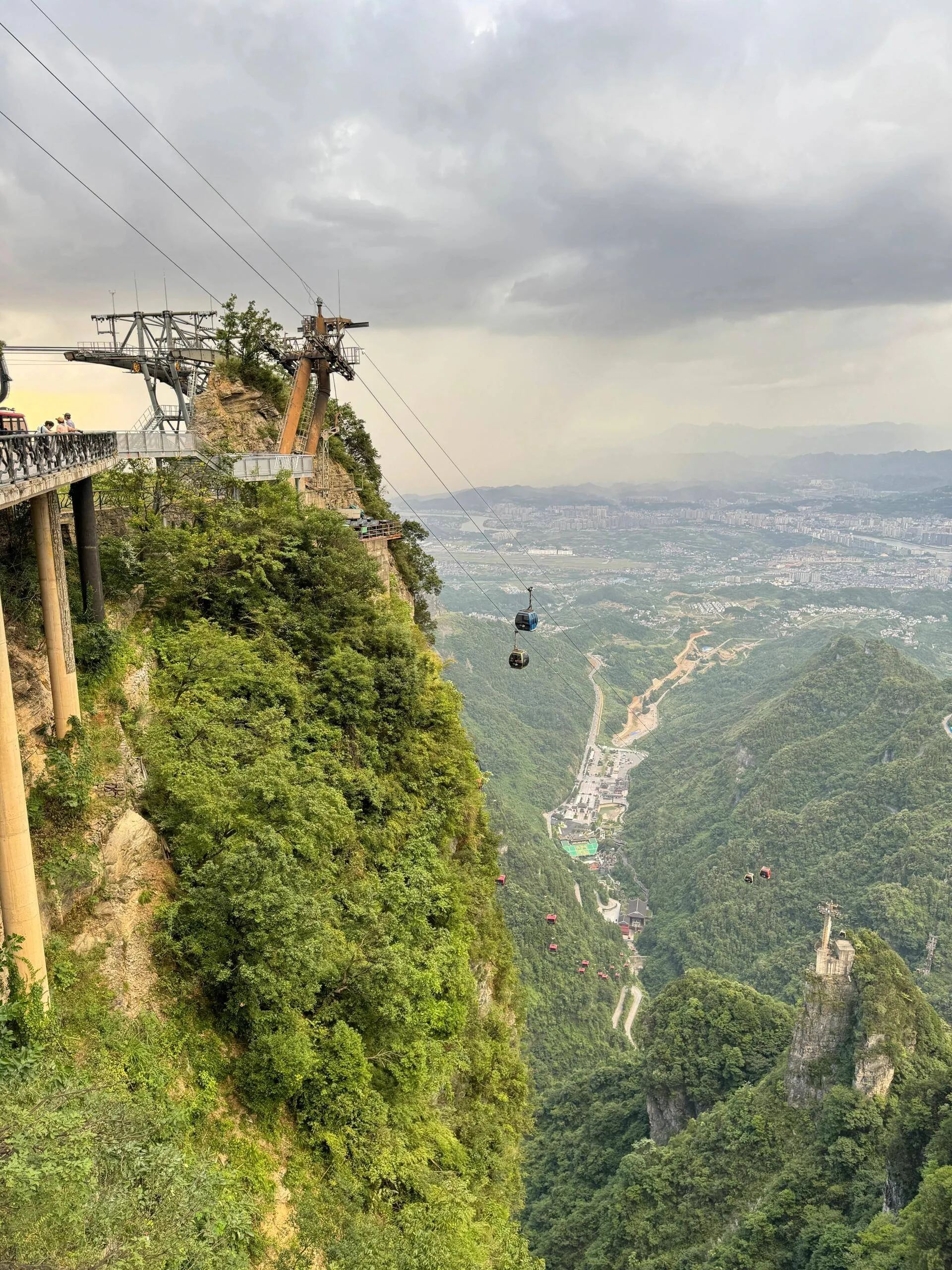 跟旅游团去张家界玩有强制购物吗(张家界旅游团强制消费,不然不让走,怎么办)