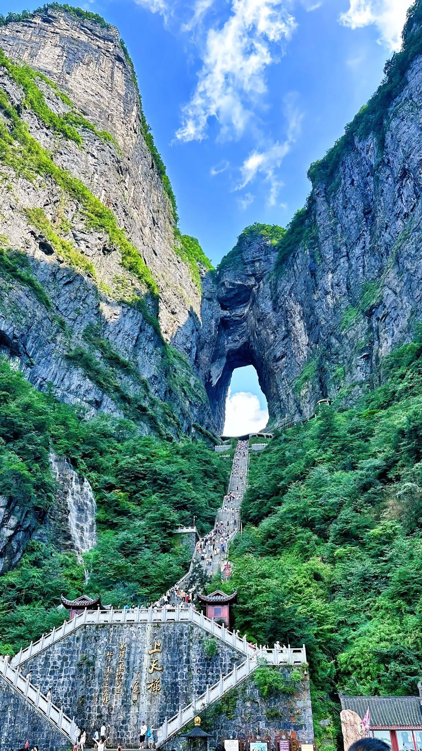 张家界天门山旅游攻略a线(张家界天门山景区门票价格多少钱?)