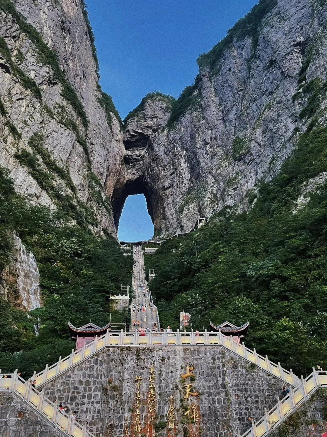 张家界天门山包括哪些(张家界天门山属于哪个山脉)
