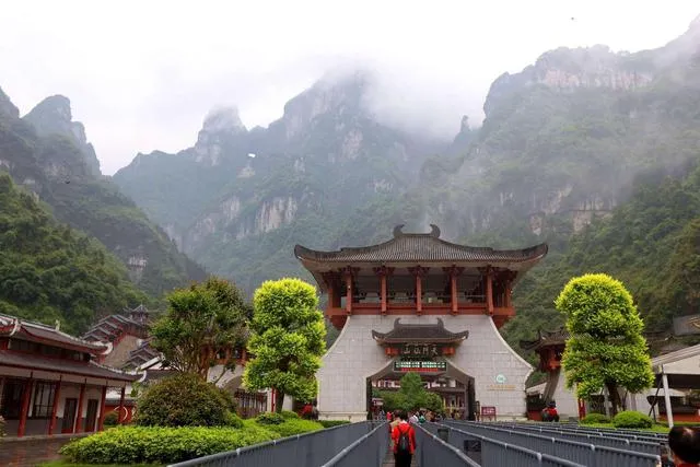 张家界天门山和袁家界(张家界景区和天门山景区去哪个好玩)