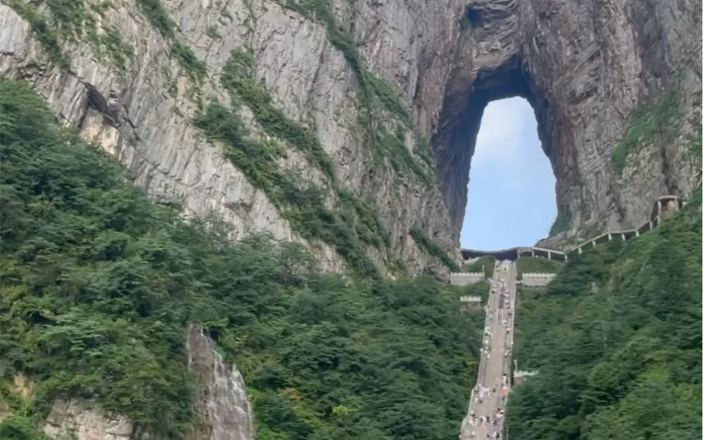 八月适合去张家界玩吗(八月适合去张家界玩吗现在)
