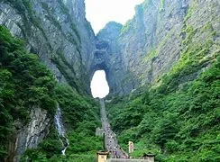 张家界国家森林公园和天门山距离(张家界国家森林公园和天门山距离多远)