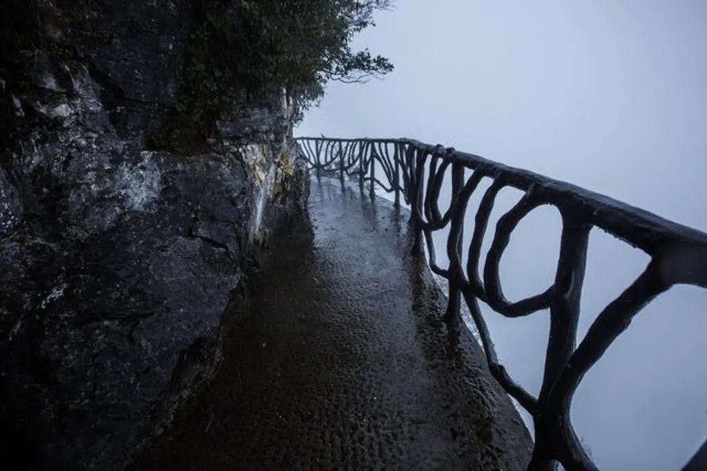 张家界天门山玻璃栈道景区(张家界天门山玻璃栈道景区简介)