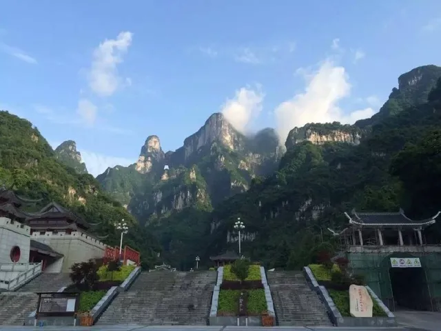老人家适合去张家界旅游吗(老人家适合去张家界旅游吗现在)