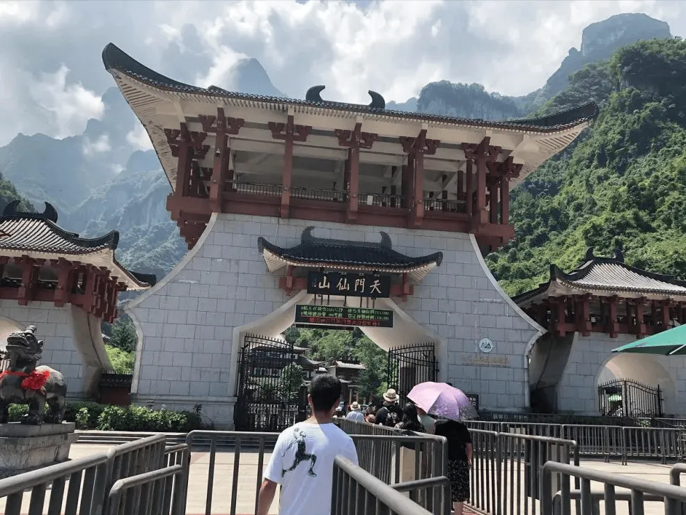 天门山凤凰古城旅游攻略(天门山好玩还是凤凰古城好玩)