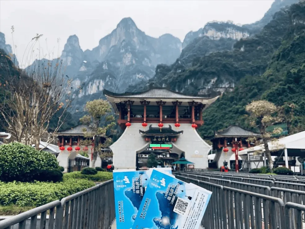 天门山凤凰古城旅游攻略(天门山好玩还是凤凰古城好玩)