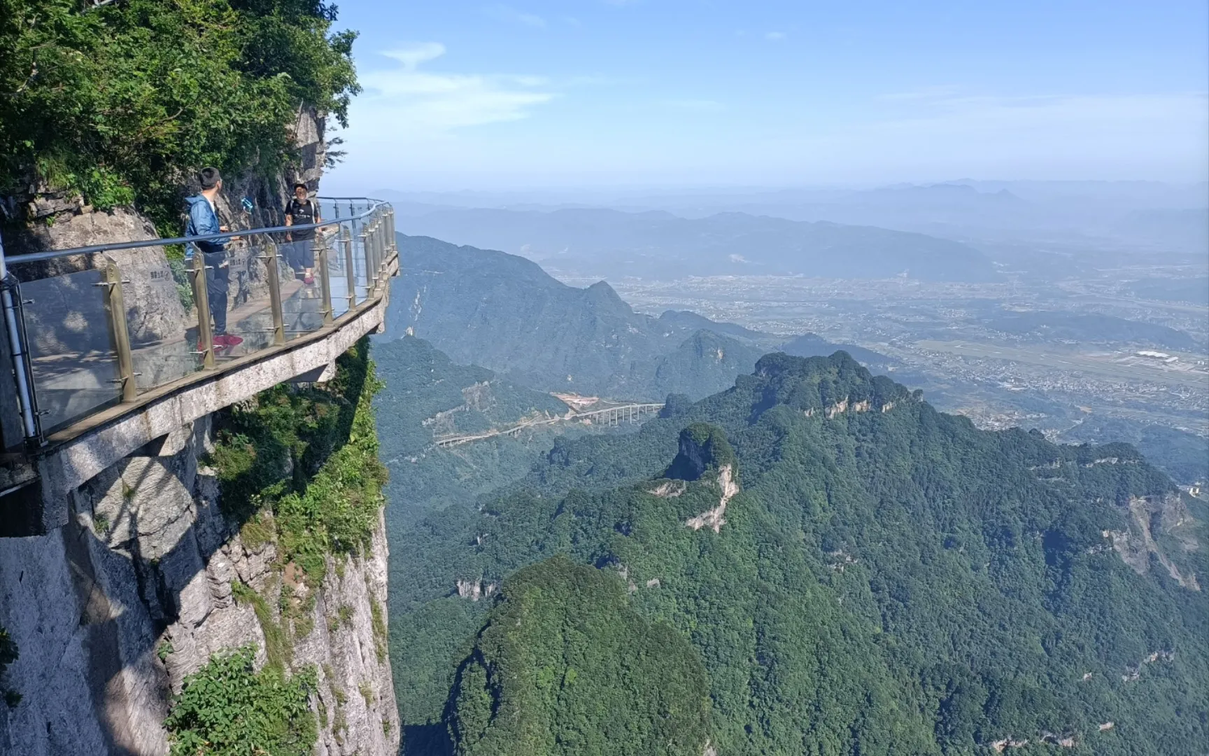 张家界天门山玻璃栈道旅游(2016年张家界天门山景区的玻璃栈道)
