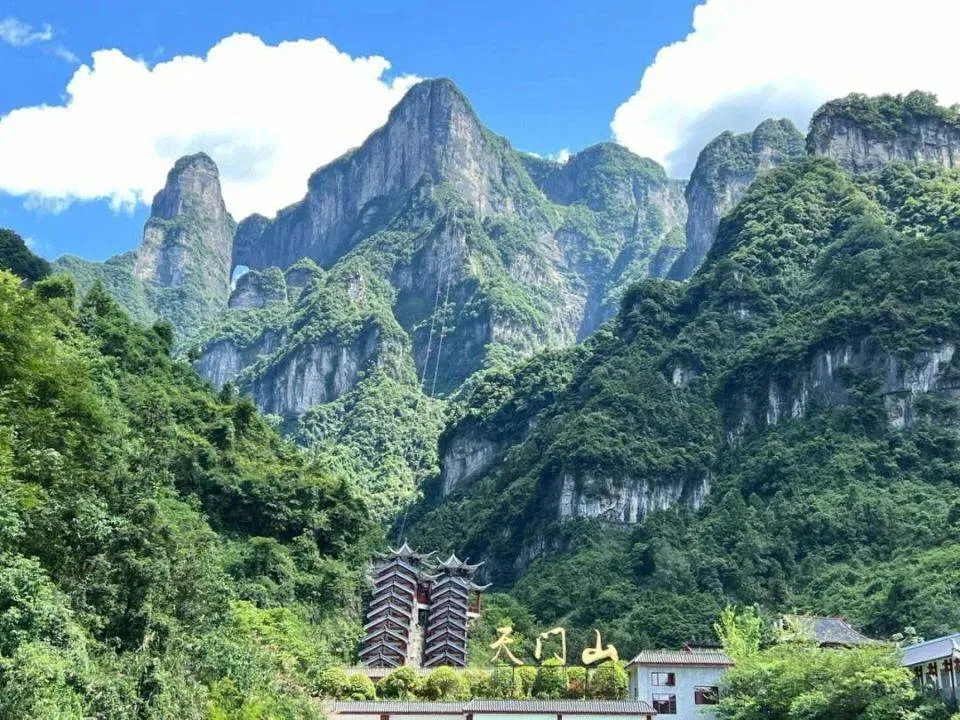 张家界天门山详细介绍(张家界天门山介绍200字)