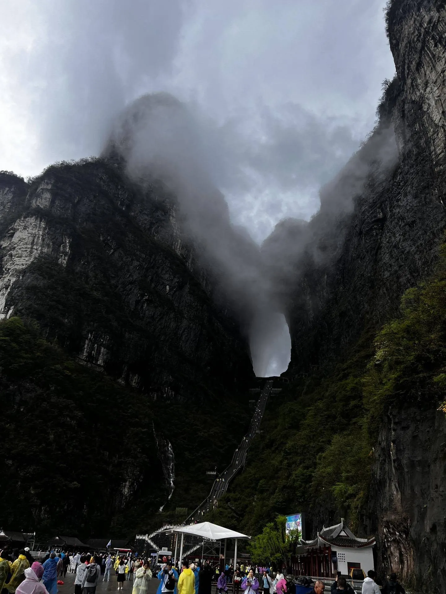 张家界雨天适合游玩吗(张家界天气雨天还能玩吗)