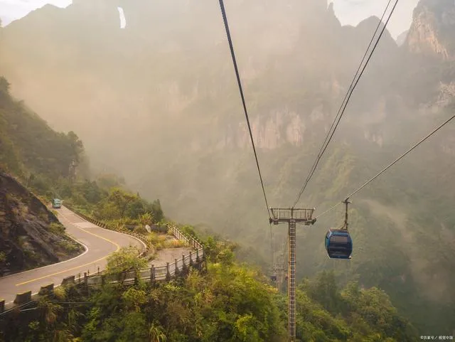 张家界天门山坐索道(张家界天门山坐索道先到顶还是坐到中站好)