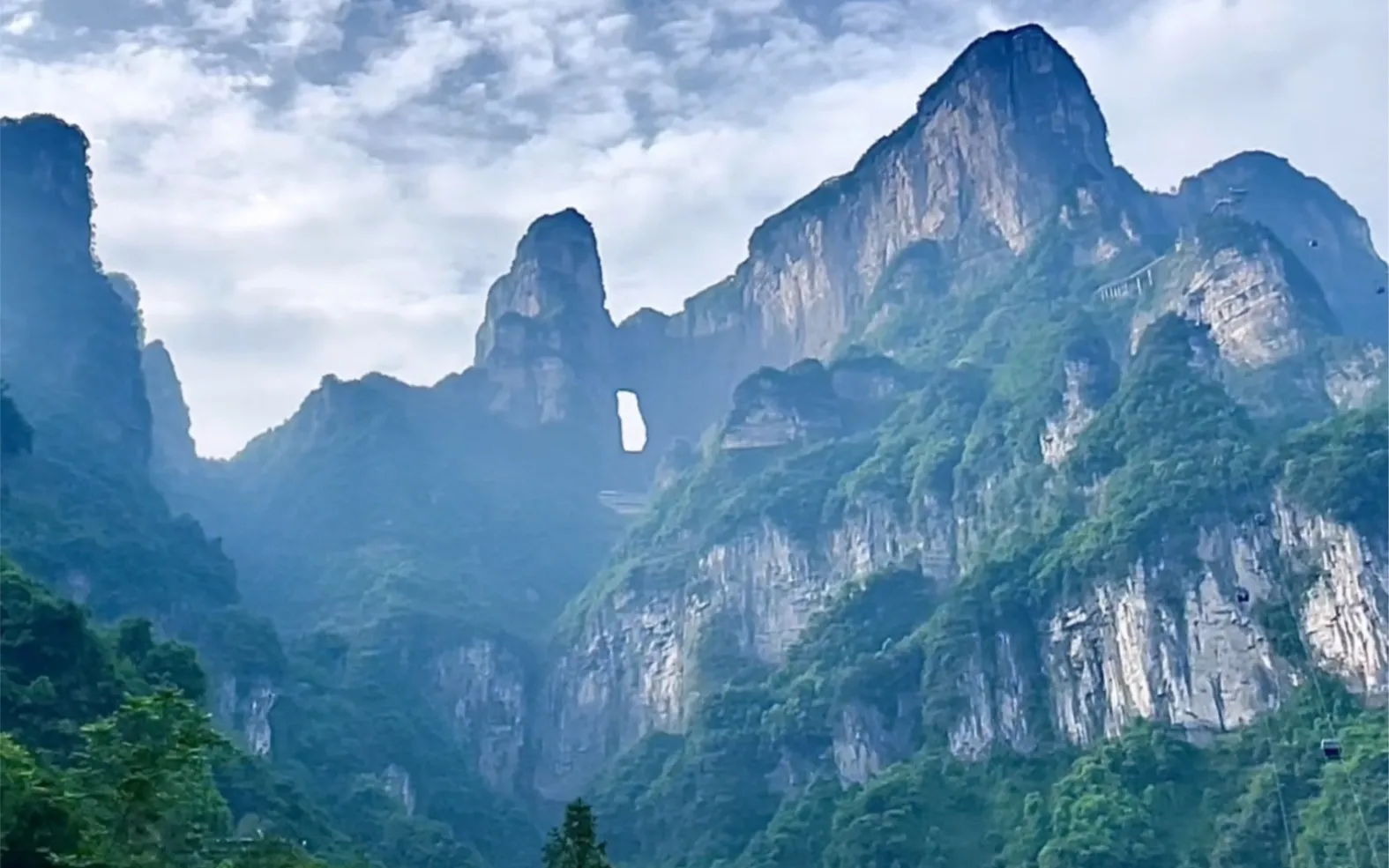 七月份适合去张家界天门洞旅游吗(七月份适合去张家界天门洞旅游吗多少钱)