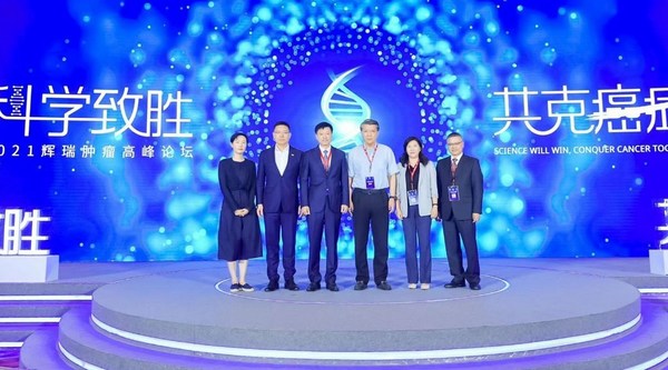 2021辉瑞肿瘤高峰论坛（CPOS）活动现场（从左至右：上海报业集团新民周刊社长、主编 刘琳、辉瑞生物制药集团中国区首席运营官吴琨、同济大学附属东方医院肿瘤医学部主任李进教授、复旦大学附属肿瘤医院大外科主任兼乳腺外科主任邵志敏教授、辉瑞生物制药集团中国区市场营销副总裁王怡亲、辉瑞生物制药集团中国区肿瘤及罕见病市场部负责人宋发贤）