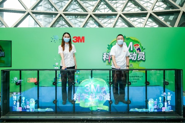 3M科学总动员启动仪式：上海科技馆展教中心副主任胡玺丹（左）、3M大中华区研发运营总经理熊海锟（右）