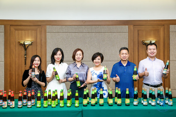 中国调味品协会常务副会长兼秘书长白燕（左三）与李锦记团队共同为2021年全国调味品行业食品安全工作座谈会点赞