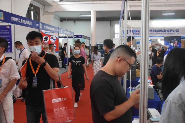 图二：采购商陆续进入展馆与展商开展